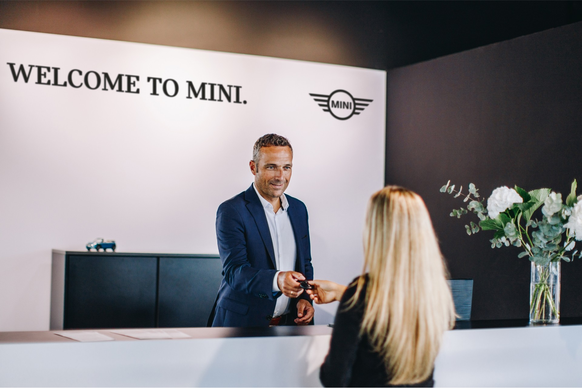 MINI partner welkomstdesk met werknemer en klant